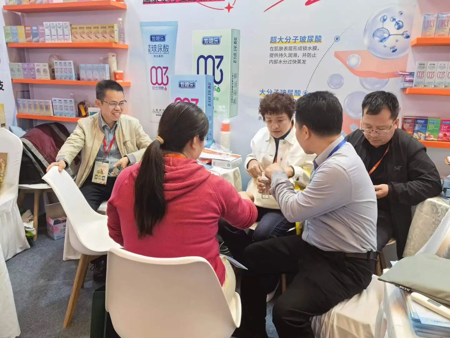 在西鼎會,一款“護膚級”私護產品讓藥店老板們主動伸手體驗4.jpg